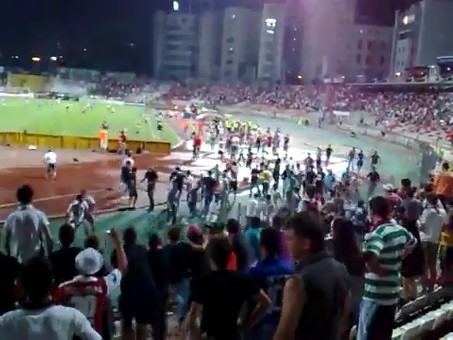 DINAMO - SLOVAN LIBEREC suporterii din peluza Catalin Haldan intra pe teren in minutul 88!